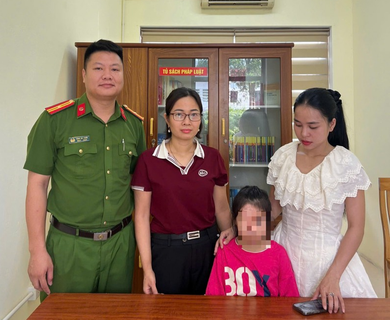cong-an-phuong-mao-khe-ban-giao-chau-n.t.t.a-cho-gia-dinh.jpg