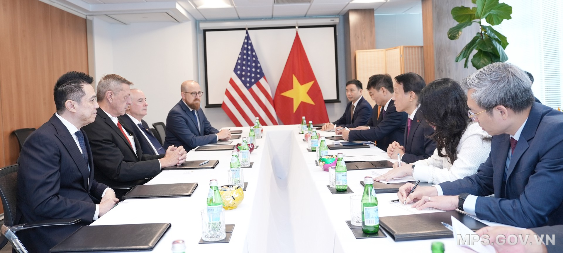 008 BT LUONG TAM QUANG TIEP LANH DAO CONG TY EMECOM LLC.jpg