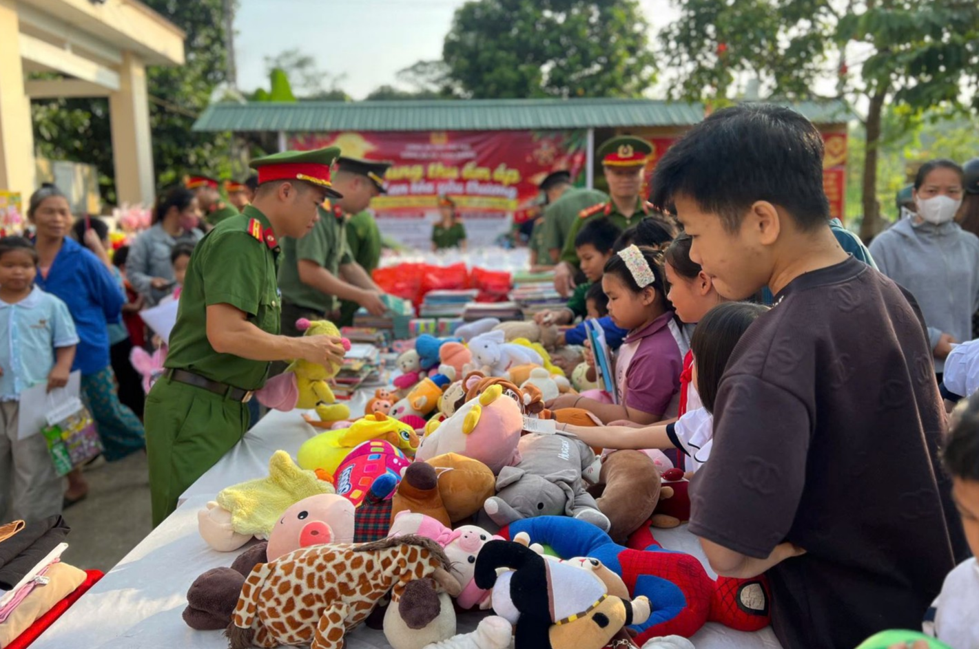 Toàn Thắng Phần quà bao gồm bánh kẹo, gấu bôn_6a46.jpg