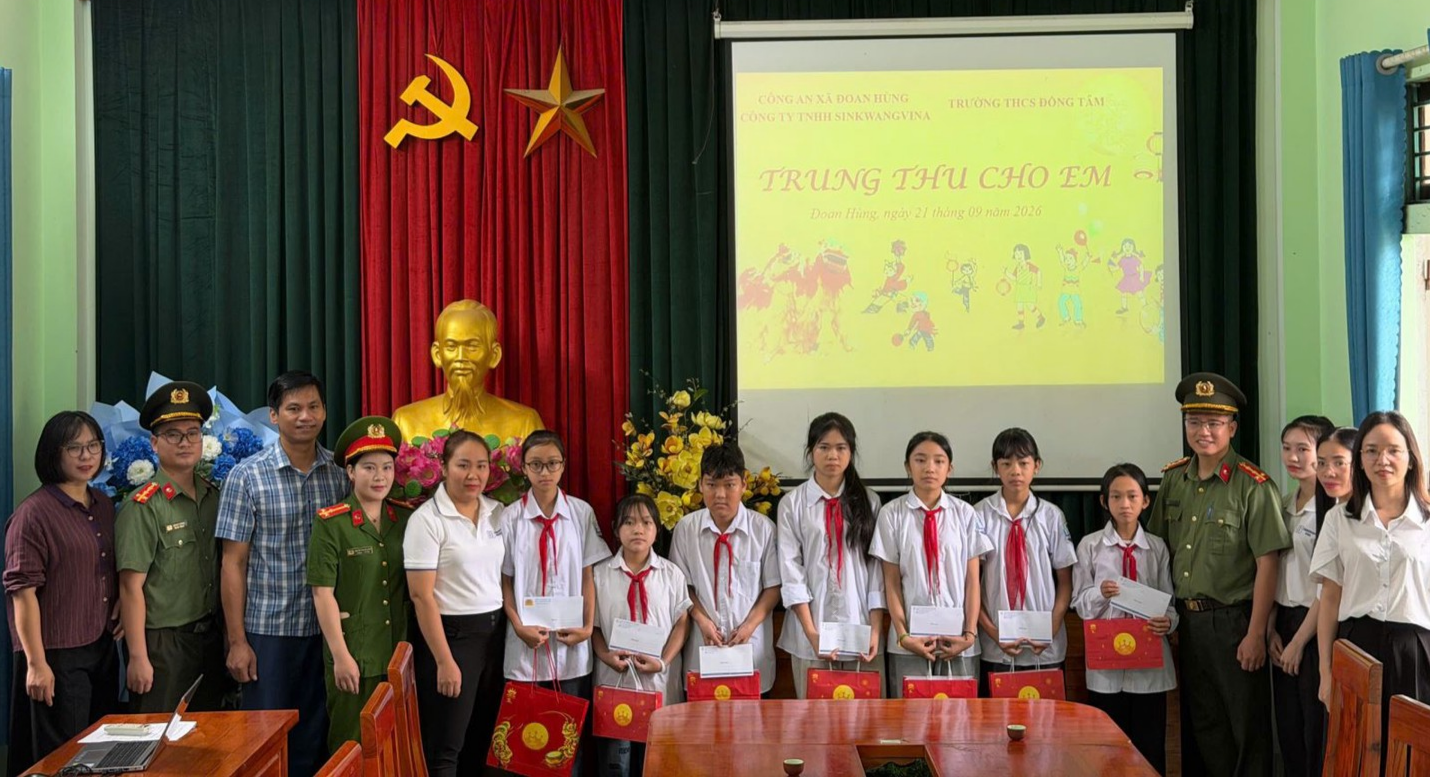 Đoan Hùng_Đại diện Chi đoàn, Công ty trao các phần quà cho học sinh__6cc0fad313.jpg