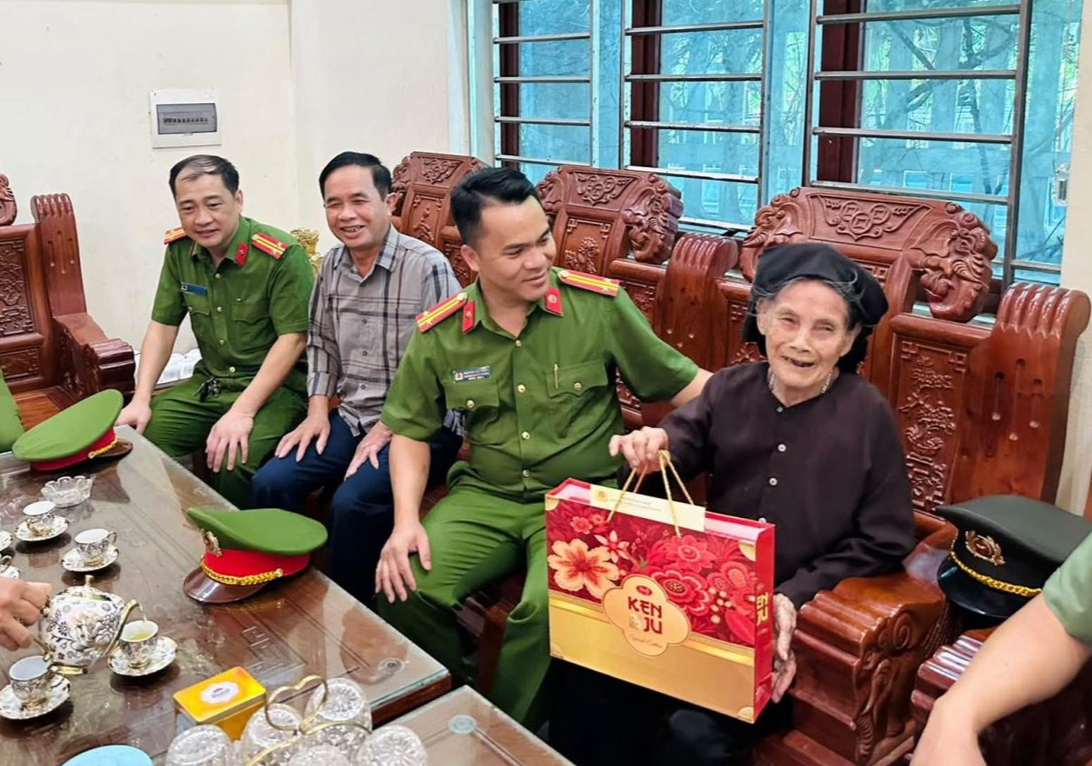 Công an phường Đa Mai thăm và quà người cao tuổi nhân Ngày Quốc tế Người cao tuổi.jpg