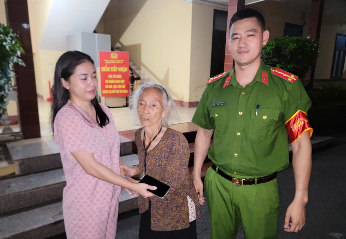 cong-an-phuong-ban-giao-cu-ba-cho-gia-dinh.jpg