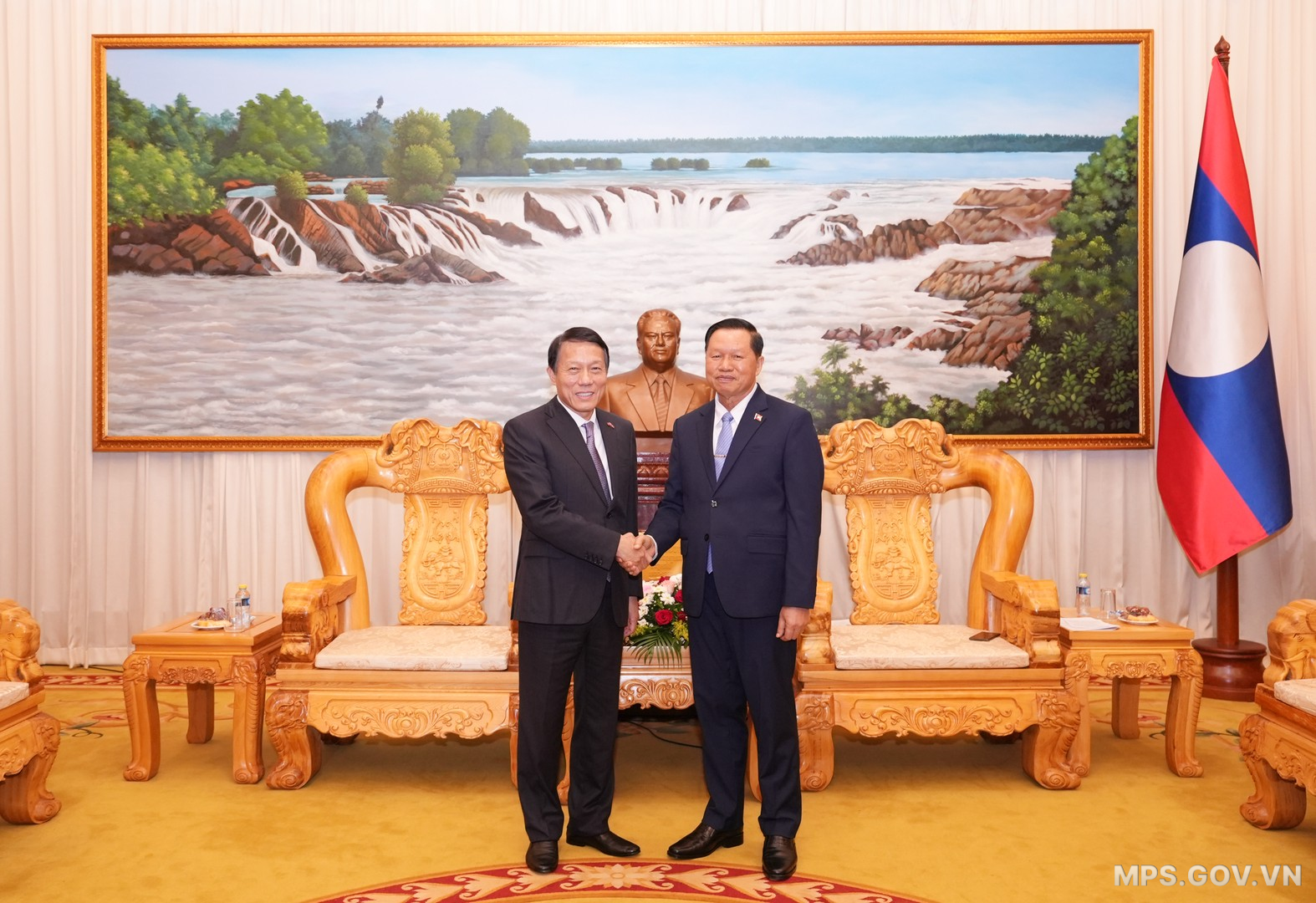 BT LUONG TAM QUANG VA BT BCA LAO.JPG