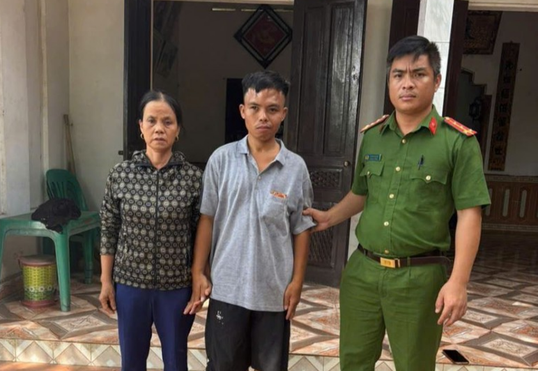 Công na xã Tam Nông hỗ trợ đưa người dân vừa trải qua phẫu thuật não, đi lạc về gia đình.jpg