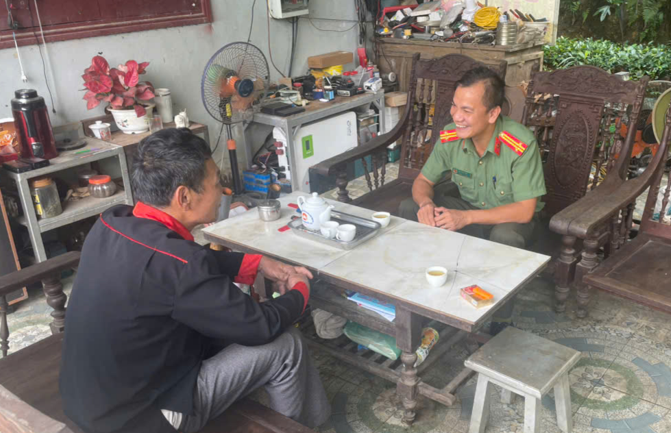 Công an xã Văn Miếu phát huy vai trò người có uy tín trong tuyên truyền pháp luật.jpg