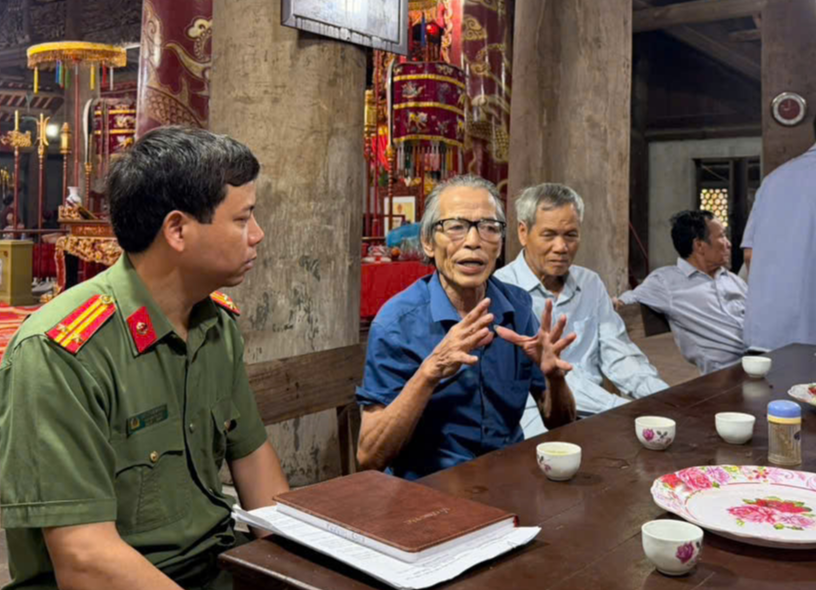 Công an xã Bình Nguyên tiếp xúc, phát huy vai trò, tiếng nói của người có uy tín trong các buổi lễ, sinh hoạt tôn giáo.jpg