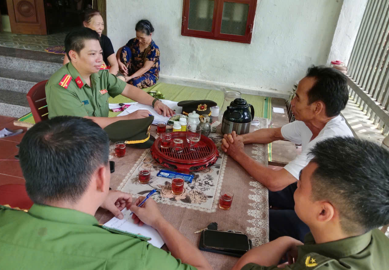 Công an xã Mai Hạ gặp gỡ, thăm hỏi duy trì mối quan hệ chặt chẽ với người có uy tín trên địa bàn.jpg