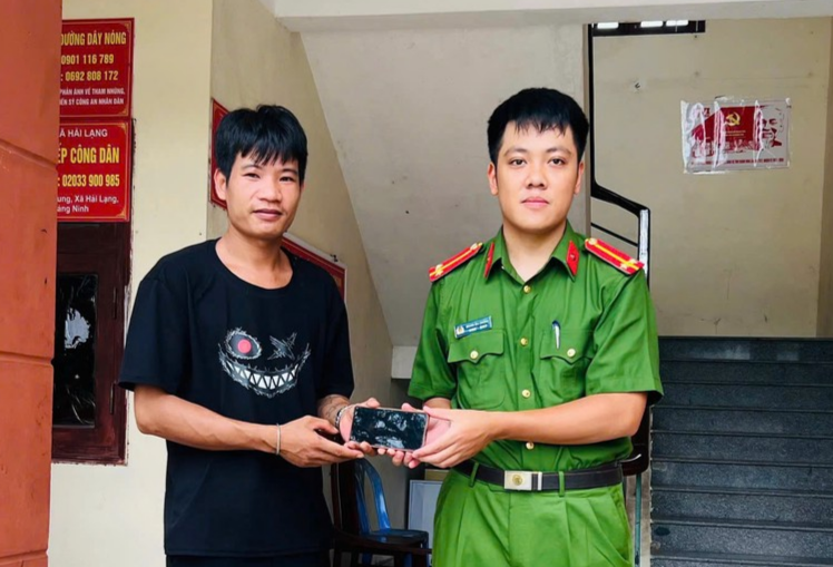 Công dân nhận lại điện thoại đánh rơi.jpg