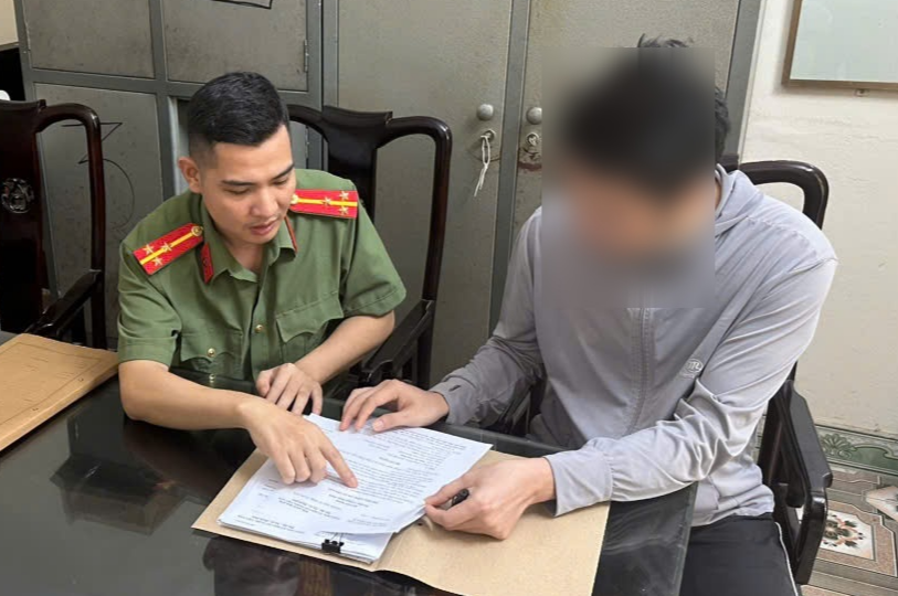 Công an xã Yên Lập làm việc với người vi phạm.jpg