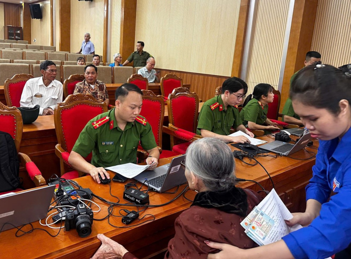 Công an xã Vĩnh Chân hỗ trợ, hướng dẫn thân nhân liệt sĩ lấy mẫu ADN 3__8268148d2f.jpg