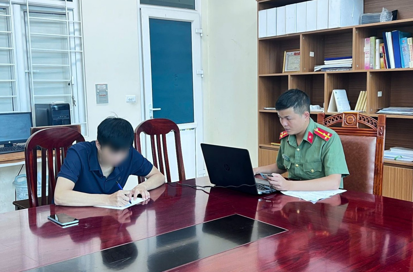 Công an phường Phúc Yên làm việc với trường hợp có hoạt động tương tác với các trang mạng xã hội đăng tải nội dung xuyên tạc.jpg