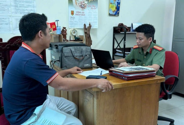 Công an xã Tam Dương làm việc với trường hợp phát trực tiếp có nội dung không đúng sự thật trên mạng xã hội.jpg