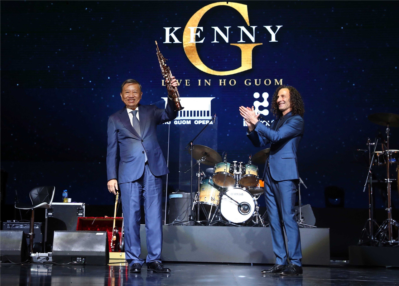 "Kenny G Live in Hồ Gươm" - ấn tượng, đầy xúc cảm và sâu lắng