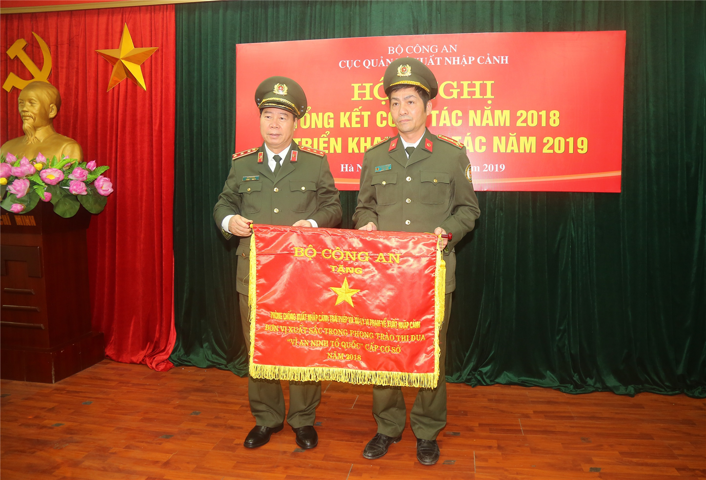 Thứ trưởng Bùi Văn Nam trao Cờ thi đua của Bộ Công an tặng Phòng 6, Cục Quản lý xuất nhập cảnh.