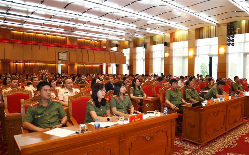 Với đặc thù là đảng bộ cấp trên trực tiếp của tổ chức cơ sở đảng, Đảng bộ Cục Công nghiệp an ninh tổ chức Hội thi 02 cấp: Một là Hội thi ở các Đảng bộ cơ sở trực thuộc Đảng bộ Cục Công nghiệp an ninh đã hoàn thành đầu tháng 4 và đã lựa chọn được các thí sinh xuất sắc nhất tham dự Hội thi hôm nay.