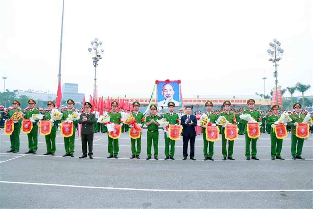 Các đại biểu tặng cờ và hoa động viên các đội tham gia thi đấu.
