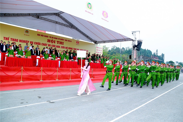 Lễ khai mạc Hội thi diễn ra hoành tráng với màn diễu hành của các đội và các phương tiện chữa cháy hiện đại của Công an tỉnh Nghệ An.