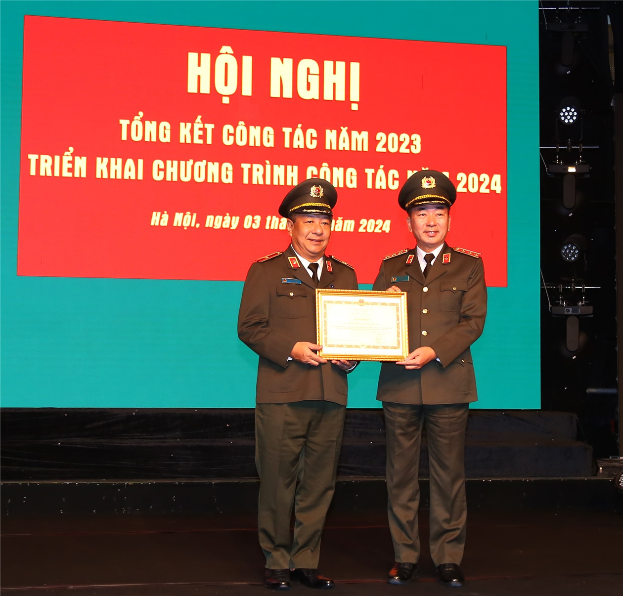 Thứ trưởng Trần Quốc Tỏ trao Bằng khen tặng Cục Truyền thông CAND.
