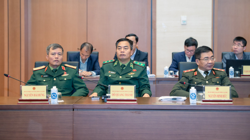 Các đại biểu phát biểu tại phiên họp.