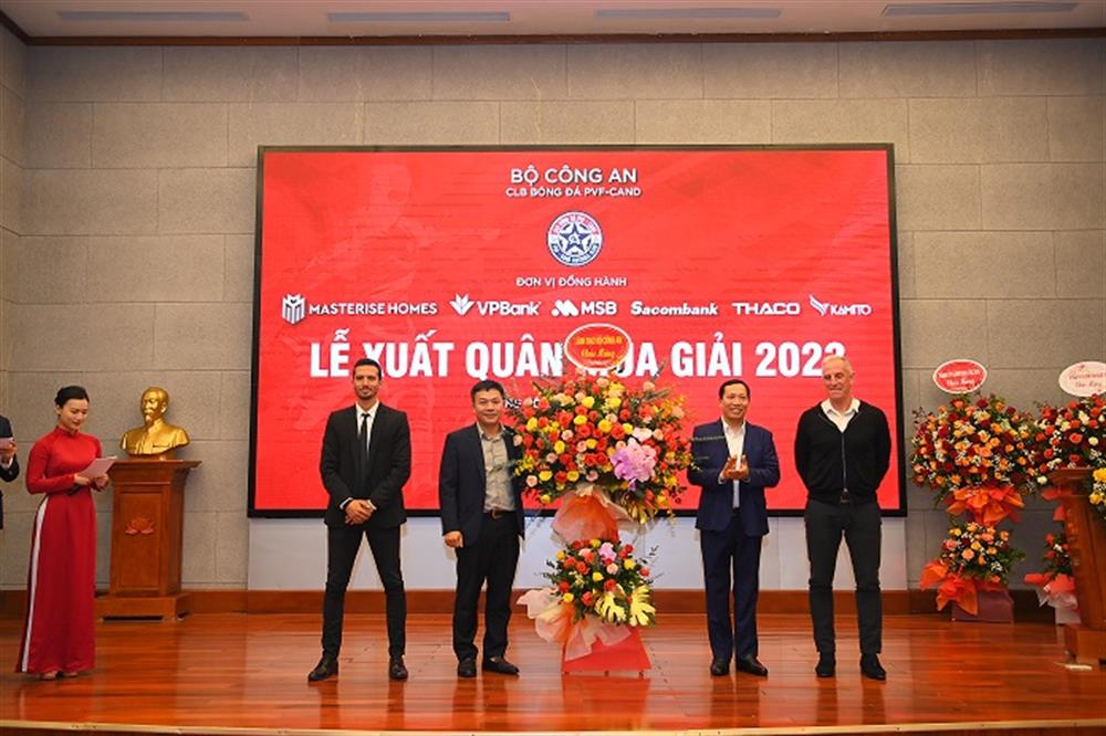 Thay mặt lãnh đạo Bộ Công an, Thứ trưởng Lê Văn Tuyến tặng hoa chúc mừng Câu lạc bộ bóng đá PVF - CAND tại Lễ xuất quân.