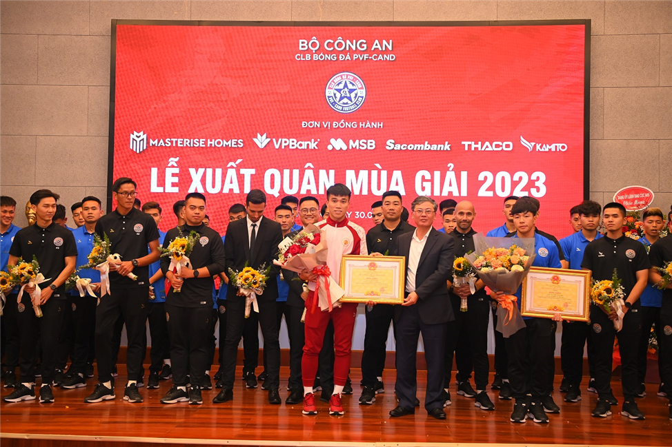 Đồng chí Nguyễn Duy Hưng, Phó Chủ tịch Ủy ban nhân dân tỉnh Hưng Yên trao Bằng khen tặng các vận động viên có thành tích xuất sắc.