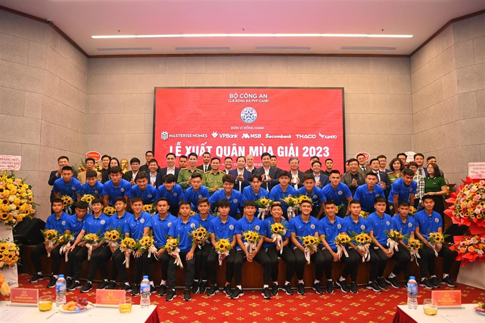Thứ trưởng Lê Văn Tuyến cùng các đại biểu, vận động viên Câu lạc bộ bóng đá PVF-CAND tại Lễ xuất quân.