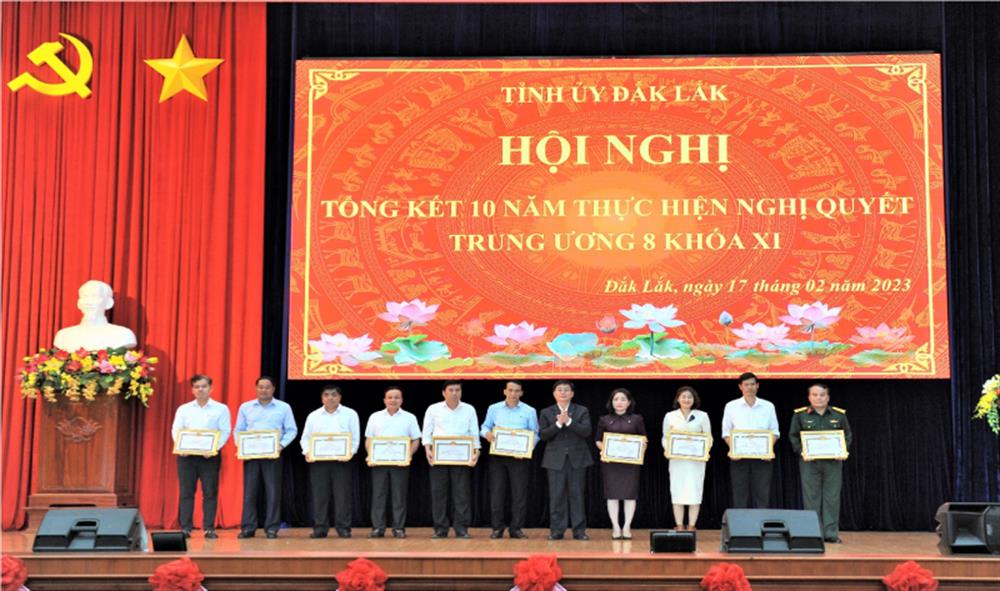 Bí thư Tỉnh uỷ Đắk Lắk trao Bằng khen tặng các tập thể.
