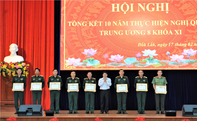 Phó Bí thư Thường trực Tỉnh uỷ trao Bằng khen cho các các tập thể.