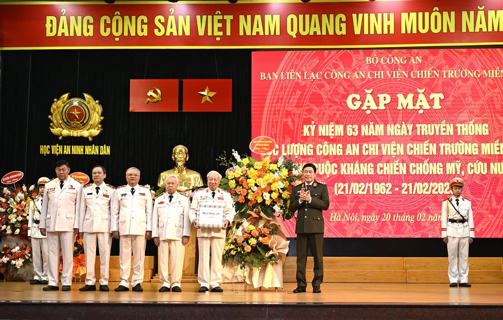 Thứ trưởng Lê Quốc Hùng tặng hoa, tặng quà lực lượng Công an chi viện chiến trường miền Nam.