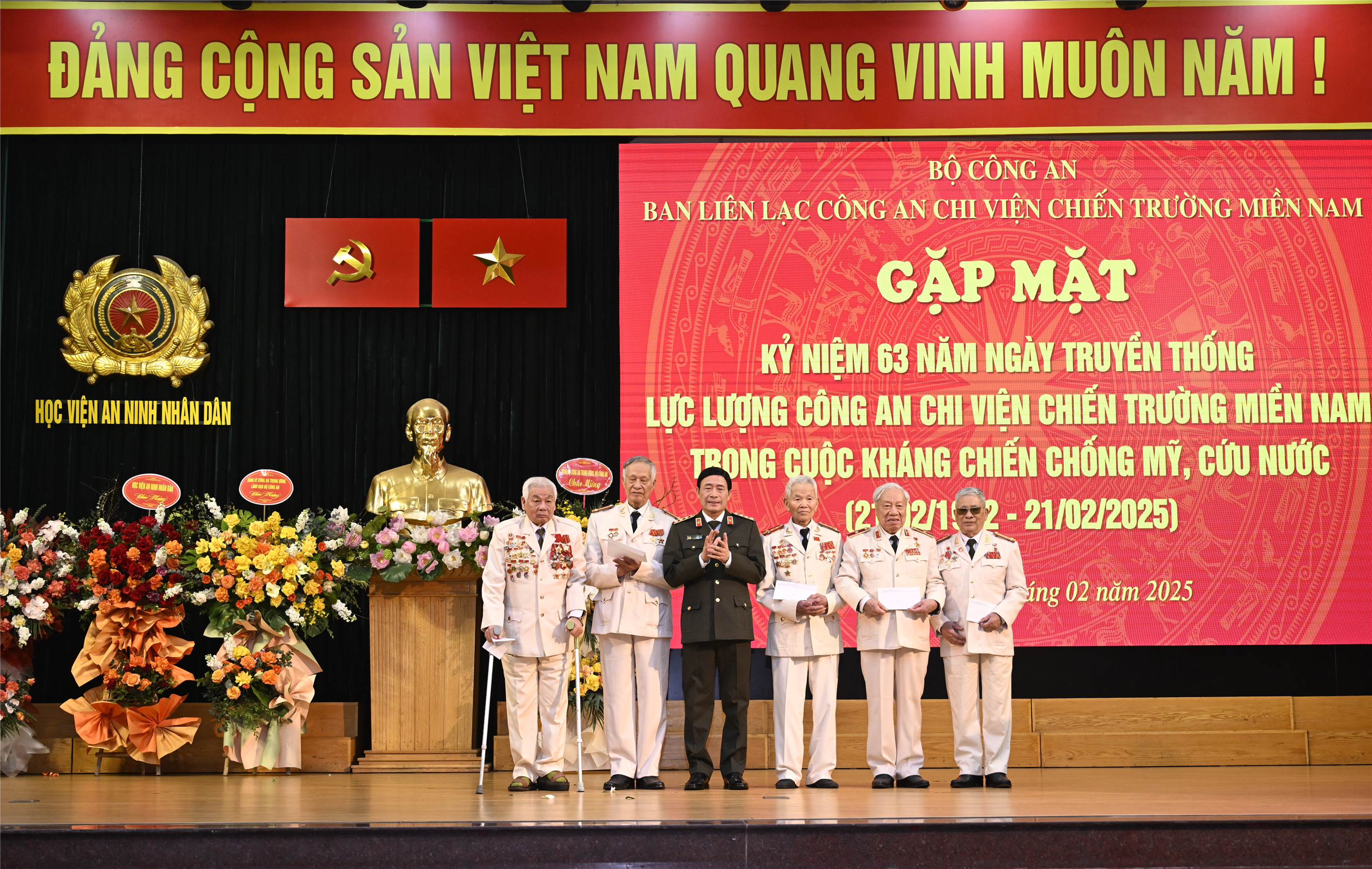 Thứ trưởng Lê Quốc Hùng trao quà mừng thọ tặng các hội viên của Ban Liên lạc.