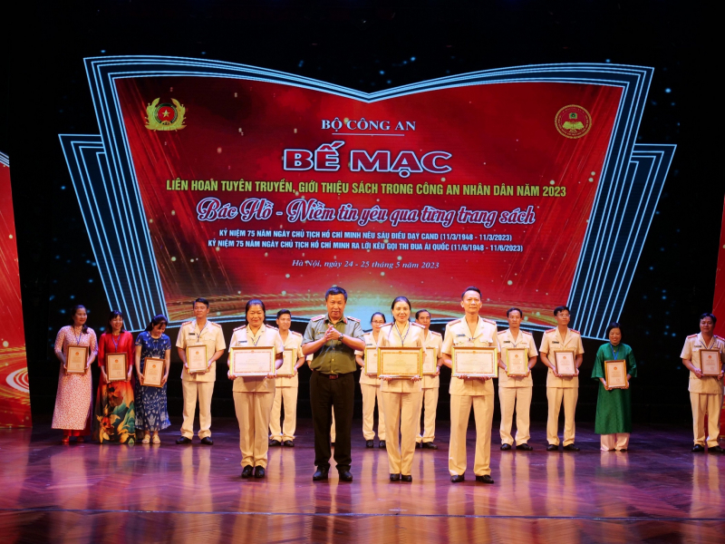 Thiếu tướng, NSND Nguyễn Công Bẩy, Phó Cục trưởng Cục Công tác Đảng và công tác chính trị, Phó Trưởng Ban Tổ chức Liên hoan trao Bằng khen của Bộ Công an tặng 03 đội thi đạt giải A.