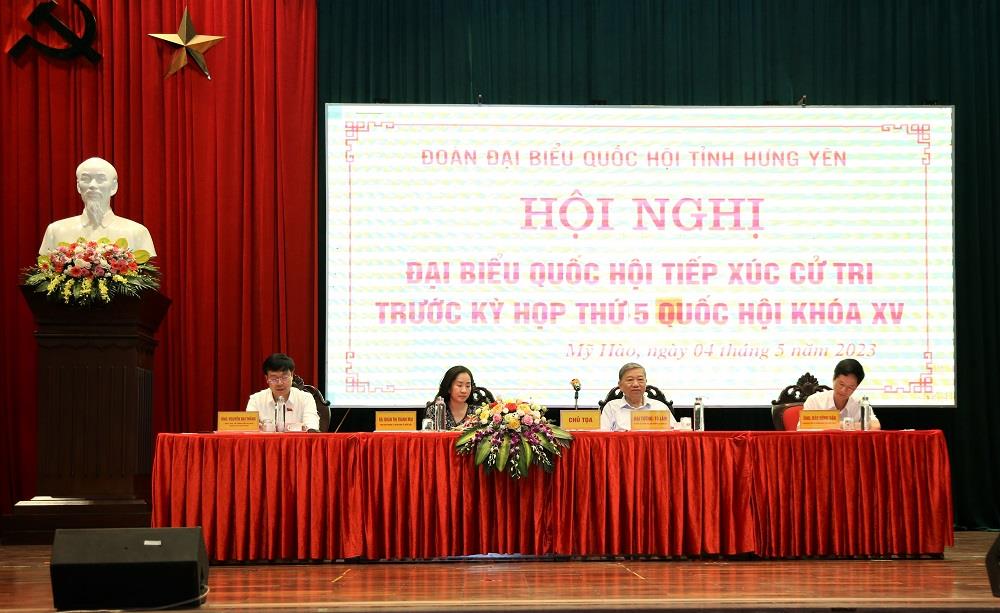 Bộ trưởng Tô Lâm cùng các đại biểu quốc hội tỉnh Hưng Yên tiếp xúc cử xi tại thị xã Mỹ Hào.