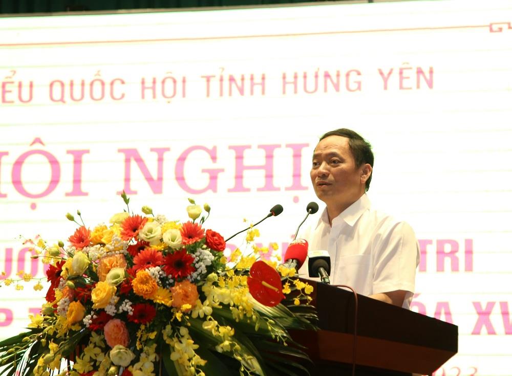 Đồng chí Trần Quốc Văn trả lời những kiến nghị của cử tri.