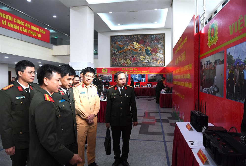 Thiếu tướng Lưu Hồng Quảng cùng các đại biểu thăm quan sản phẩm của Viện Khoa học và Công nghệ.