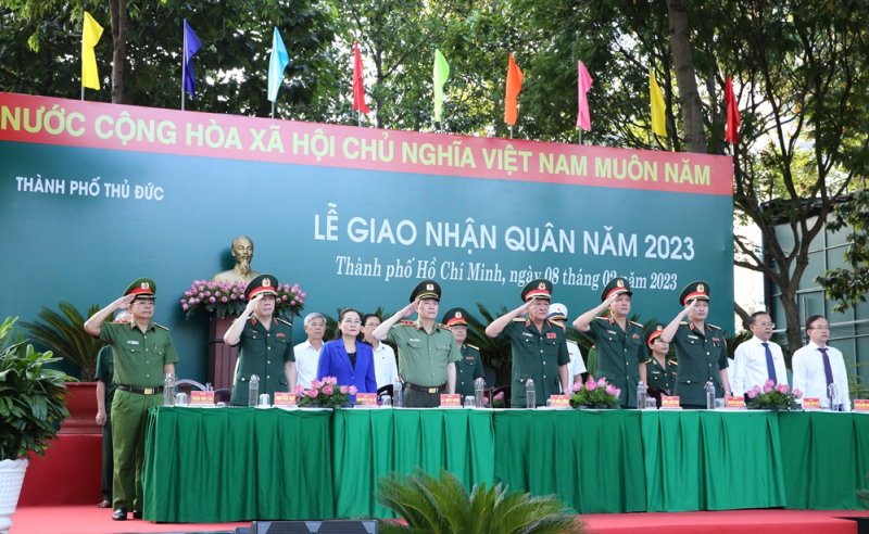 Thứ trưởng Lê Quốc Hùng cùng các đại biểu thực hiện nghi thức chào cờ.