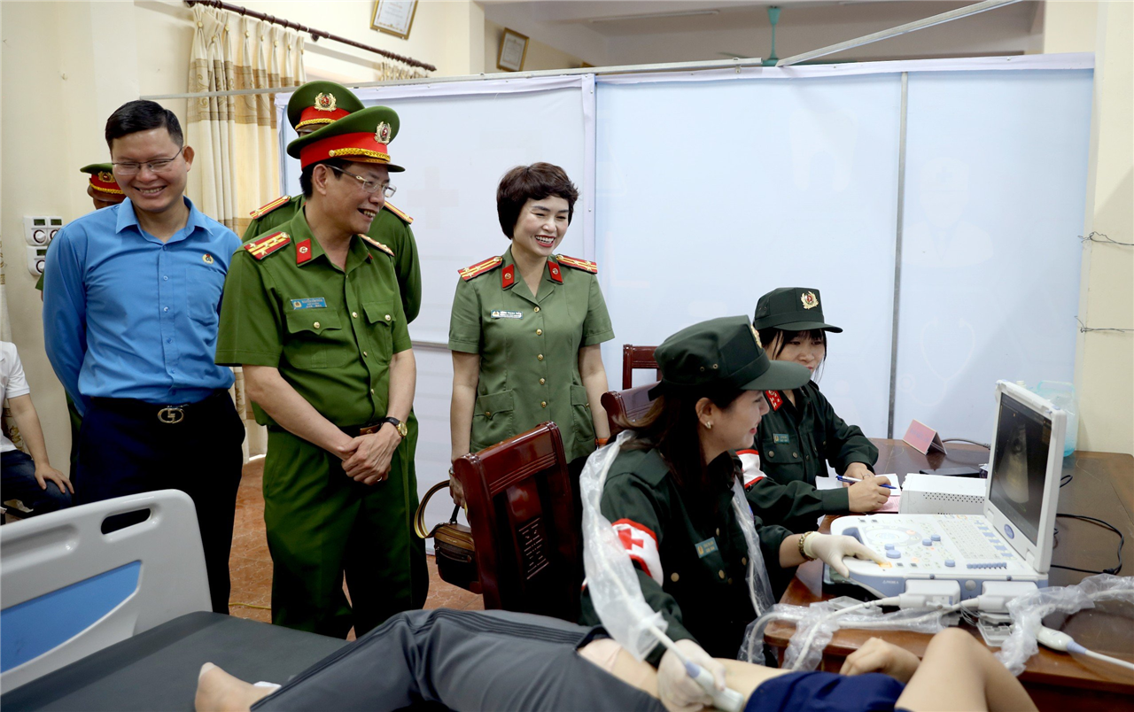 Công đoàn Bộ Tư lệnh CSCĐ tổ chức tư vấn sức khoẻ, cấp phát thuốc miễn phí.