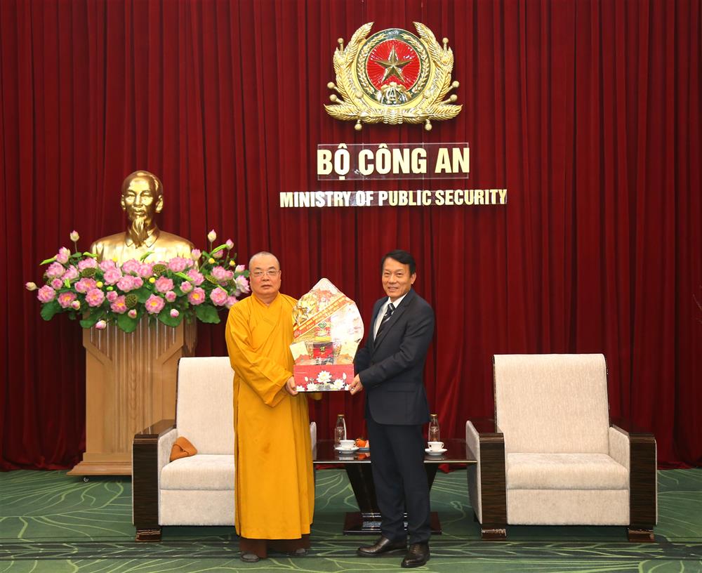 Thứ trưởng Lương Tam Quang  đón nhận quà chúc Tết lực lượng Công an nhân dân từ Trung ương Giáo hội Phật giáo Việt Nam.