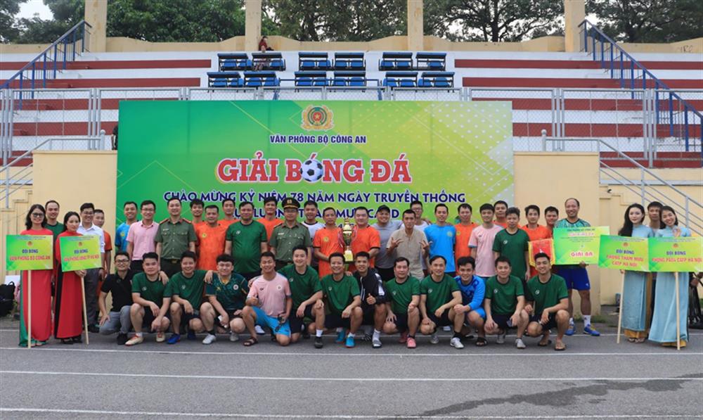 Đại diện Ban tổ chức trao cúp và giải Nhất cho đội bóng đá Phòng An ninh tế Công an Thành phố Hà Nội; giải nhì cho đội bóng đá Phòng Tham mưu Công an Thành phố Hà Nội sau kết thúc trận đấu.