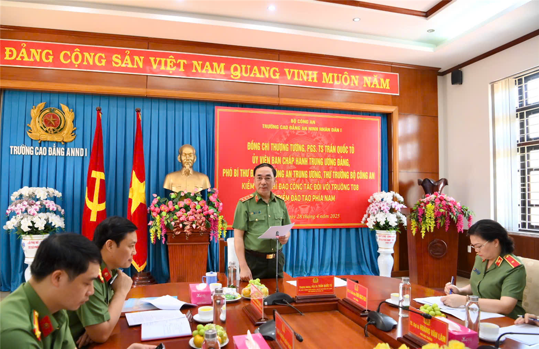 Thứ trưởng Trần Quốc Tỏ phát biểu tại buổi làm việc.
