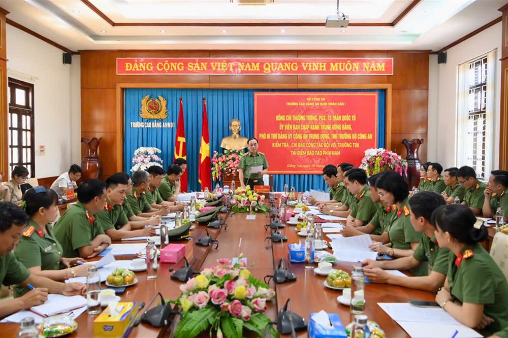 Toàn cảnh buổi làm việc.