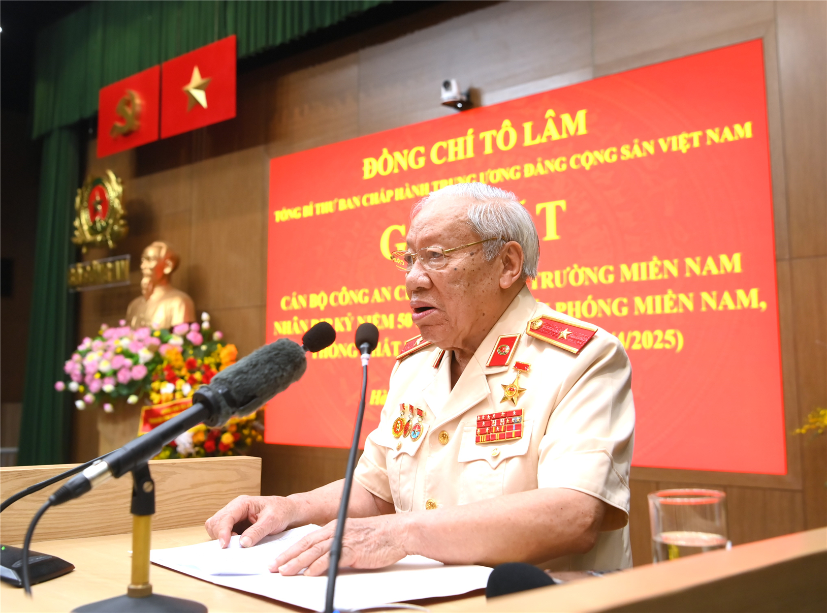 Thiếu tướng Phan Văn Lai, Trưởng Ban liên lạc cán bộ Công an chi viện chiến trường miền Nam thời kỳ kháng chiến chống Mỹ, cứu nước phát biểu tại buổi gặp mặt.