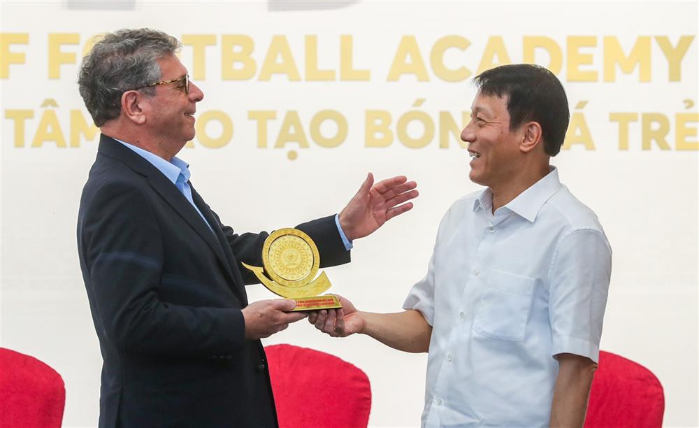 Thứ trưởng Lương Tam Quang tặng quà lưu niệm cho ngài Marco Farani.