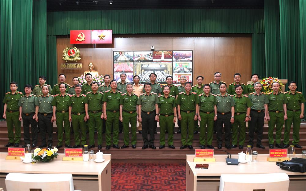 Bộ trưởng Lương Tam Quang cùng các đại biểu dự Hội nghị.