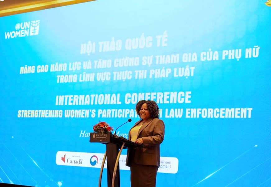 bà Caroline Nyamayemombe, Trưởng Đại diện Cơ quan LHQ về bình đẳng giới và trao quyền cho phụ nữ tại Việt Nam phát biểu tại Hội thảo.