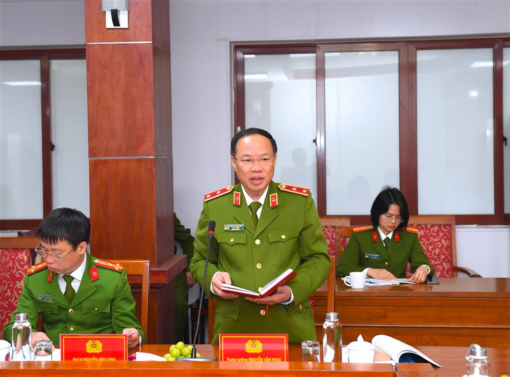 Trung tướng Nguyễn Văn Phục, Cục trưởng Cục Cảnh sát QLTG, TG & THAHS tại cộng đồng trình bày báo cáo tại buổi làm việc.