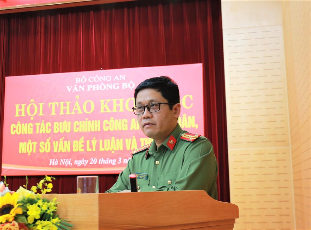 Đại tá Nguyễn Hồng Nguyên phát biểu tại Hội thảo.