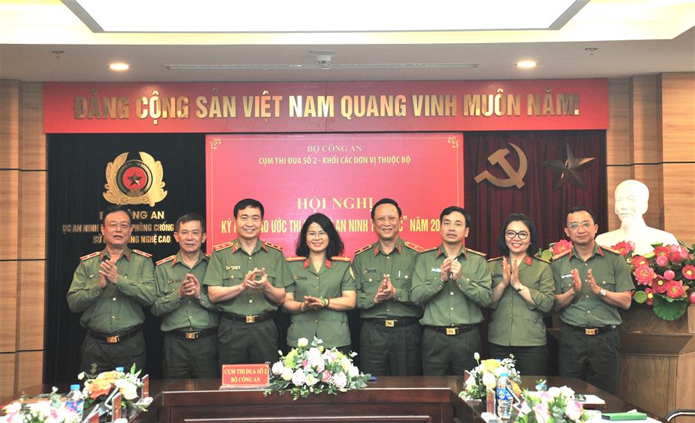 đại diện lãnh đạo các đơn vị trong Cụm thi đua số 2 đã ký kết giao ước thi đua “Vì An ninh Tổ quốc” năm 2025.