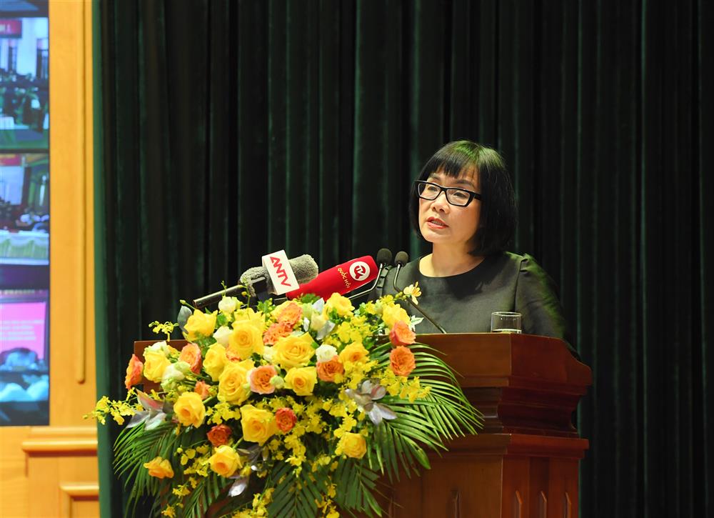 Tham luận với nội dung “Hoàn thiện hệ thống pháp luật về bảo đảm trật tự, an toàn giao thông đáp ứng yêu cầu, nhiệm vụ trong tình hình mới”, đồng chí Đặng Hoàng Anh, Thứ trưởng Bộ Tư pháp đã nêu lên một số bất cập về xử lý đối với vi phạm pháp luật về trật tự, an toàn giao thông, qua đó đề xuất các nhóm giải pháp để giải quyết vấn đề này, như: Giải pháp hoàn thiện hệ thống pháp luật về xử lý các hành vi vi phạm pháp luật trong lĩnh vực giao thông; Hoàn thiện pháp luật về giao thông, trong đó có giao thông đường bộ và Một số giải pháp nâng cao hiệu quả thi hành pháp luật thông qua công tác phổ biến, giáo dục pháp luật về bảo đảm TTATGT.  Đồng chí Thứ trưởng khẳng định, thời gian tới, Bộ Tư pháp sẽ tiếp tục phối hợp với Bộ Công an và Bộ Giao thông vận tải để hoàn thiện pháp luật về TTATGT đường bộ, trong đó tập trung vào các vấn đề như: phân cấp đầu tư, quản lý, vận hành, khai thác và bảo trì kết cấu hạ tầng giao thông; cơ chế để huy động các nguồn lực xã hội trong việc xây dựng kết cấu hạ tầng giao thông đường bộ; khung pháp lý cho các loại phương tiện mới, phương tiện giao thông thông minh; phương tiện sử dụng năng lượng sạch, thân thiện với môi trường; ứng dụng, phát triển công nghệ thông tin trong quản lý, điều hành đặc biệt là hệ thống giao thông thông minh; điều chỉnh các loại hình kinh doanh vận tải cho phù hợp với thực thế.  Bên cạnh đó, Thứ trưởng Bộ Tư pháp cũng đề nghị Bộ Công an chủ trì tổ chức truyền thông chính sách trong quá trình xây dựng văn bản quy phạm pháp luật về TTATGT bằng hình thức đa dạng, trong đó phát huy thế mạnh của các phương tiện truyền thông đại chúng, mạng xã hội để nâng cao chất lượng xây dựng văn bản, bảo đảm tính khả thi và tạo sự đồng thuận sau khi ban hành…