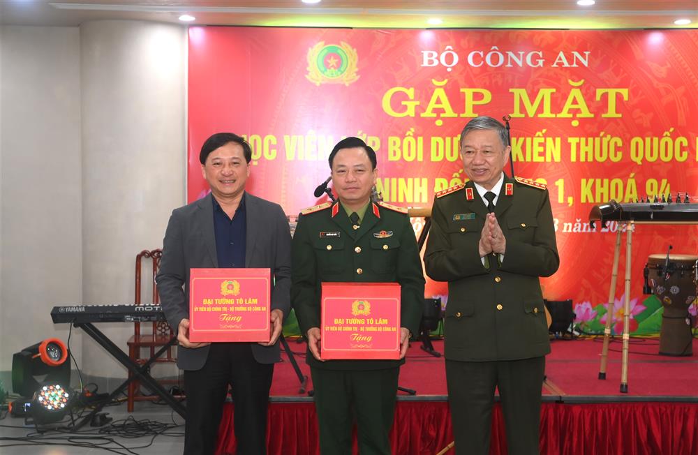 Bộ trưởng Tô Lâm tặng quà kỷ niệm đến đại diện Học viện Quốc phòng và đại diện Lớp bồi dưỡng kiến thức Quốc phòng, An ninh đối tượng 1, Khóa 94.