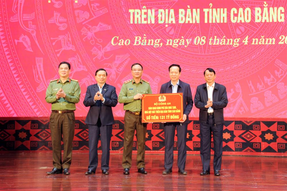 Thứ trưởng Phạm Thế Tùng bàn giao kinh phí  131 tỷ đồng  của Bộ Công an để tỉnh Cao Bằng triển khai chương trình xóa nhà tạm, nhà dột nát.
